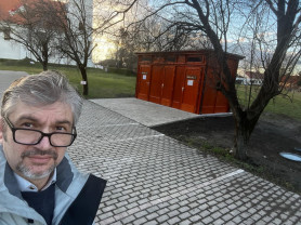 Háromszorosan túlárazott köz-budira lelt Hadházy Szalkszentmártonban