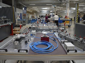 A bércsökkentés és az állandó túlóra miatt demonstrálnak a győri ipari parkban