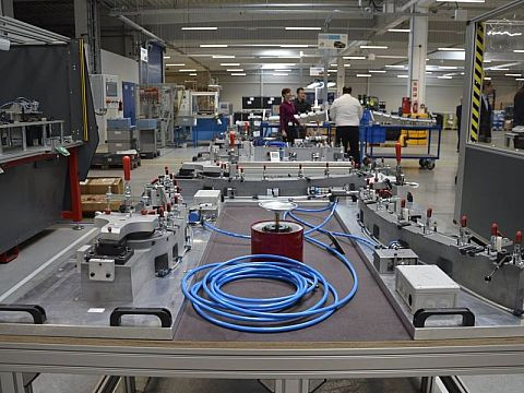 A bércsökkentés és az állandó túlóra miatt demonstrálnak a győri ipari parkban