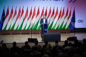 Fidesz: Magyar Péter olyan sündörgő, dörgölődző fajta