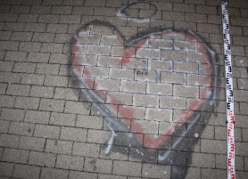 Szívecskéket rajzoltak a templom falára, lecsapott a törvény ökle a tinilányokra 