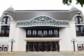 Áll a bál a szolnoki Szigligeti Színház körül