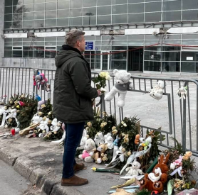 Virággal emlékezett a tragédia áldozataira Magyar Péter Újvidéken