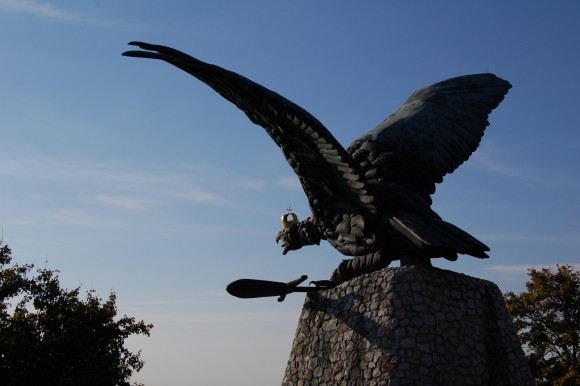 90 millióért rendelt turulszoborokat a Honvédelmi Minisztérium 