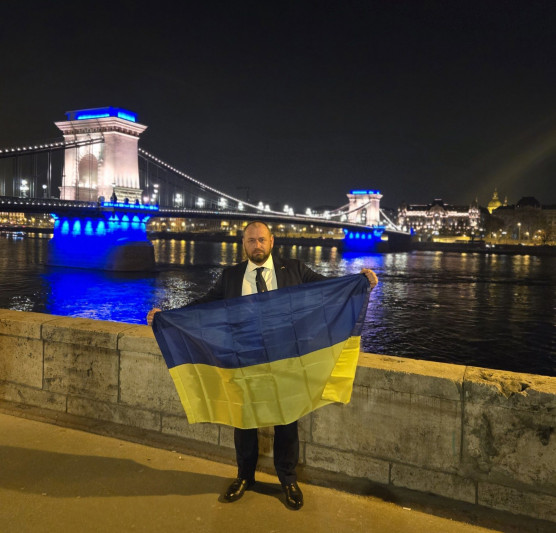 Sándor Fegyir bejelentkezett az ukrán színekben pompázó Lánchíd mellől 