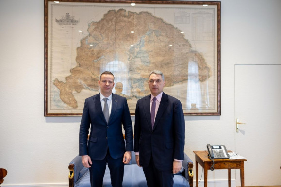 Lázár Nagy-Magyarország térkép előtt fotózkodott Toroczkaival 