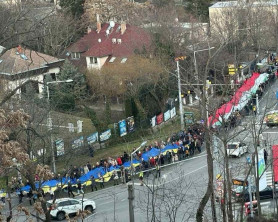 Hosszú szolidaritási menet vonult az ukrán nagykövetséghez