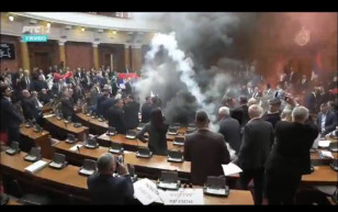 Füstbomba és verekedés - botrány a szerb parlamentben
