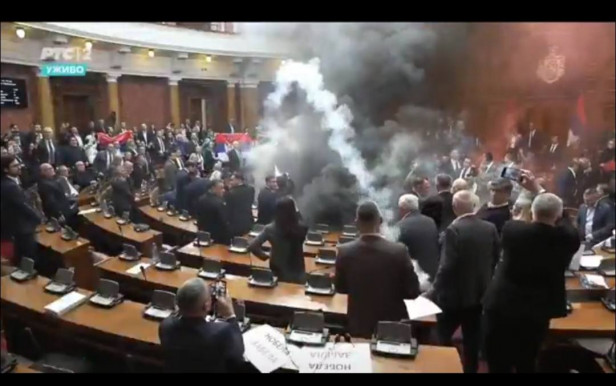 Füstbomba és verekedés - botrány a szerb parlamentben