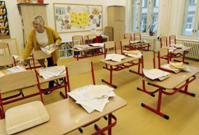 Az iskolákban lecserélik a székeket gerincvédőkre