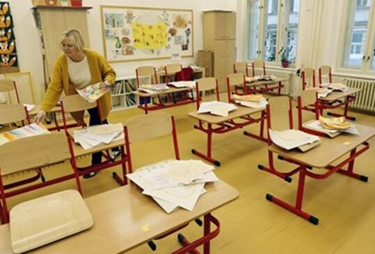 Az iskolákban lecserélik a székeket gerincvédőkre