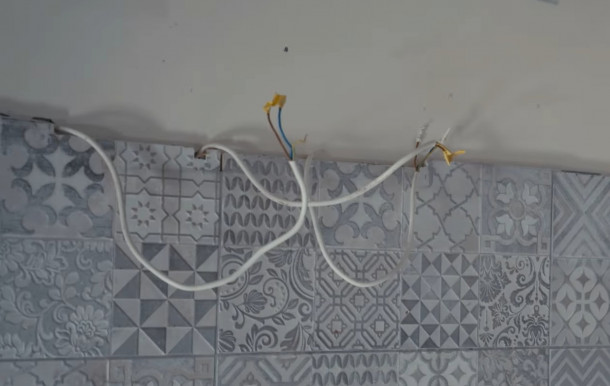 A fideszes képviselő elmondta, miért vitte el a konyhaszekrényt és az ajtókat az önkormányzati lakásból