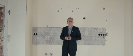 Józsefváros beperli a fideszes politikust, aki kibelezte az önkormányzati lakást