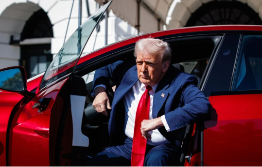 Trump jelezte: belföldi terrorizmusnak tekinti, ha bántják a Teslát 