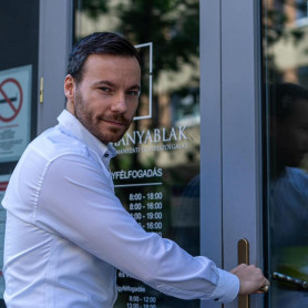 Megfosztják a mandátumától a volt fideszes józsefvárosi képviselőt, aki a villanykapcsolókat is magával vitte