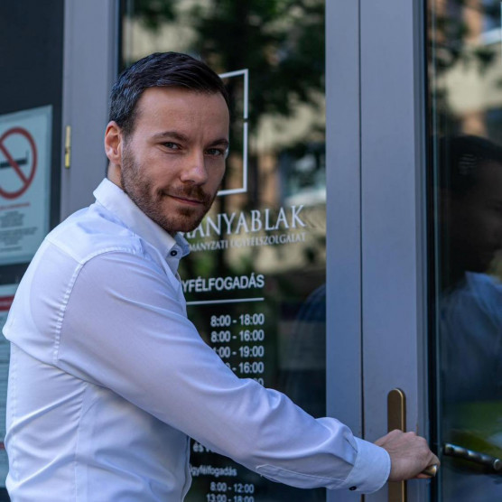 Konnektorokat és kapcsolókat gyűjtött a Kutyapárt a józsevárosi lakást kibelező volt fideszes képviselőnek