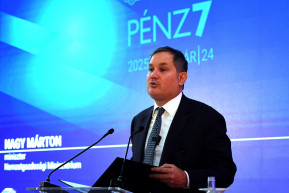 Stabilról a leminősítésre utaló negatívra rontotta Magyarország hitelminősítését az S&P