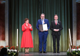 L. Simon László megkapta Magyarország Babérkoszorúját 