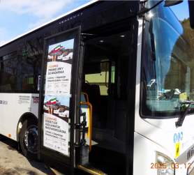 A nem túl bonyolult magyar zászlót is sikerült elrontani a Gömör-Nógrád buszjárat ünnepélyes bemutatójára