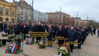 Kivágta a kukába az orosz konzul koszorúját a debreceni momentumos 