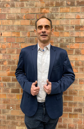 Magyar Péter-pózban jelentette be Kovács Gergely, hogy nem indul egyéniben Hegyvidéken