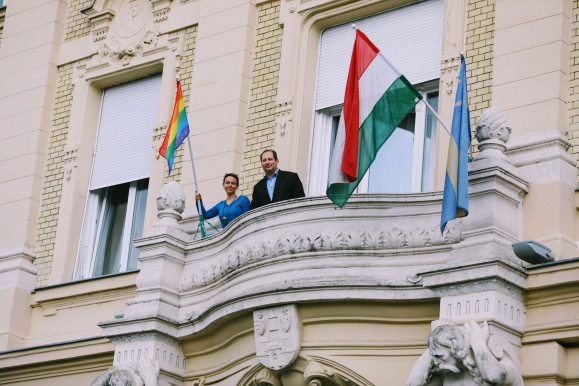 Szivárványos zászló lobog az óbudai polgármesteri hivatalon