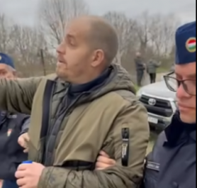 Bede Zsoltot elvitték a rendőrök Magyar Péter fórumáról