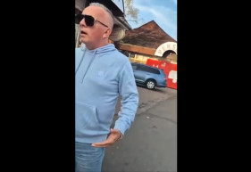 Alpári stílusban fenyegette a Tisza Párt aktivistáit egy üzlettulajdonos Budapesten