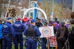 21 momentumos ellen indult rendőrségi eljárás, mert megpróbálták elállni Orbán Viktor útját 