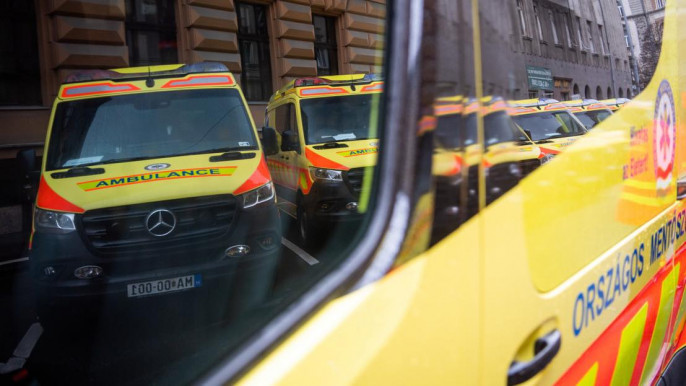 Egy 70 év körüli sérültet vizsgáltak a mentőben, megpróbálták őket elzavarni 