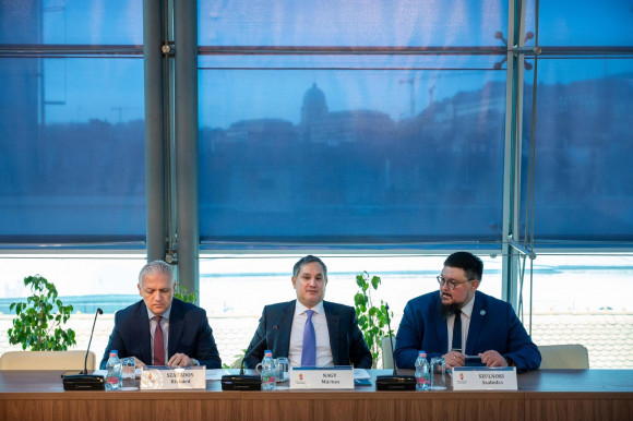 A telekomcégek díjszabásába is beavatkozik a kormány