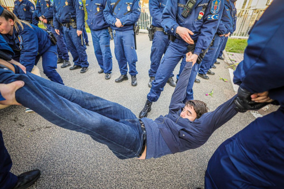 84 500 forintba kerül, ha demonstrálsz a miniszterelnök ellen - megkapták a bírságot az aktivisták