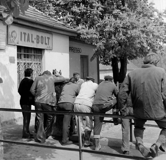 Gyopáros Alpár: Az italboltokra is kiterjeszti a kormány a kocsmaprogramot