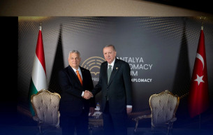 Orbán a katonai együttműködés fejlesztéséről tárgyalt Erdogannal