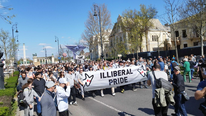 Legyen mindenki egyforma! – így indult a Kutyapárt békemenete