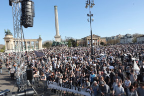 Kutyapárti békemenet az egyformaságért: Ne legyenek ízlések és pofonok, csak pofonok