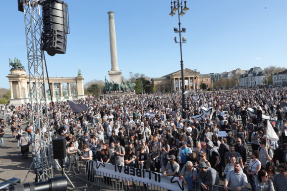 Kutyapárti békemenet az egyformaságért: Ne legyenek ízlések és pofonok, csak pofonok