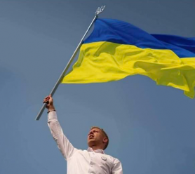 Ukrán zászlót hamisított Magyar Péter kezébe a megafonos Bohár Dániel 