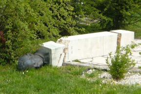 Valaki ledöntötte Kormos István szobrát, darabokra törte a talapzatát