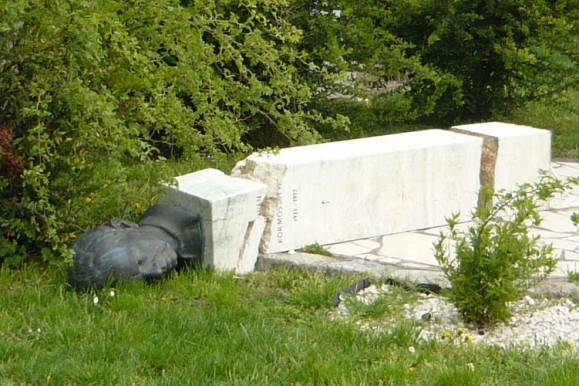 Valaki ledöntötte Kormos István szobrát, darabokra törte a talapzatát