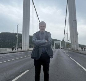 Nem engedik fel Hadházyékat az Erzsébet hídra