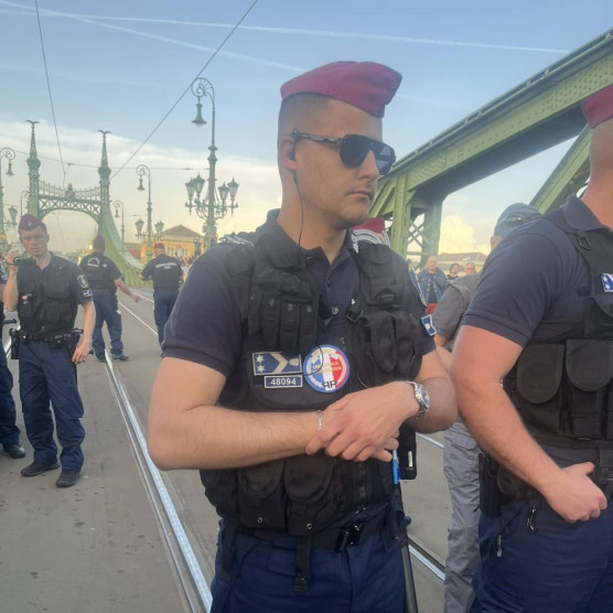 Francia felvarrós rendőrt fotózott a Momentum politikusa, belső vizsgálat indult