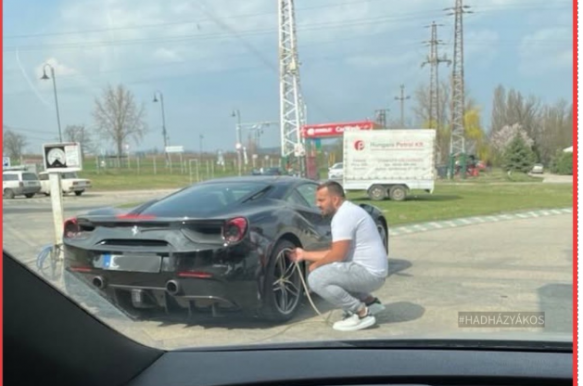 Fotón, ahogy Ifj. Mészáros Lőrinc a felcsúti benzinkúton fújja egy Ferrari gumiját