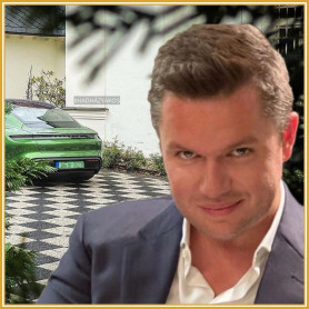 Lehet fokozni a luxit: Dubajban fotózták Matolcsy Ádám csudazöld Porschéját 