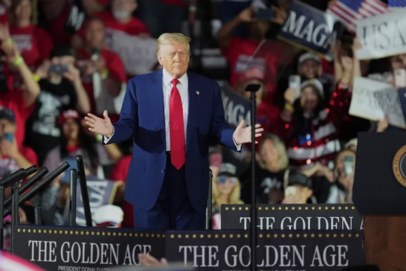 Olyan nárci kampányt tolt Trump 100. munkanapját ünnepelve, amilyet amerikai elnöktől még nem láttunk