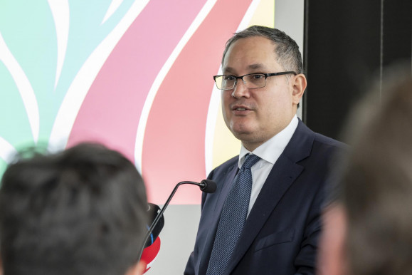 A választások utánra csúsztatná a benzinár-emelést a kormány