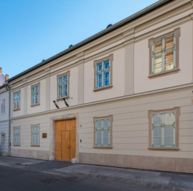 A jegybank alapítványa restaurált egy budavári műemléképületet, majd eladta a jegybankelnök fiának, akitől bérli