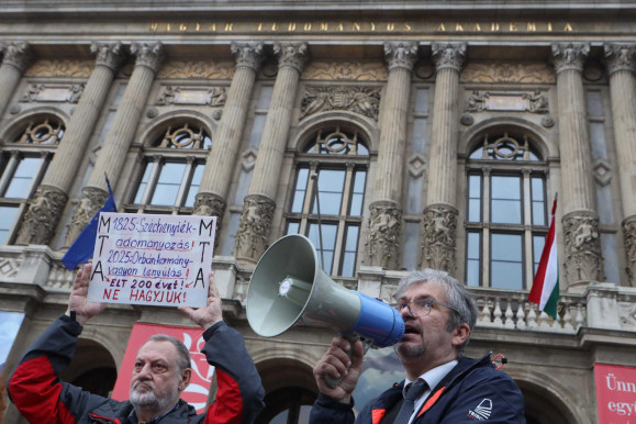 Hadházy a tüntetés után: Minden nap van olyan botrány, amiért ki lehetne menni