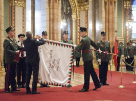 Az Országgyűlési Őrség részeg alezredese megalázta és tapizta a nőket, ordenáré módon viselkedett a Malac Varázson 