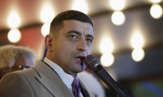 A magyarellenes román elnökjelölt kampánystábja kapcsolatban áll Orbánékkal